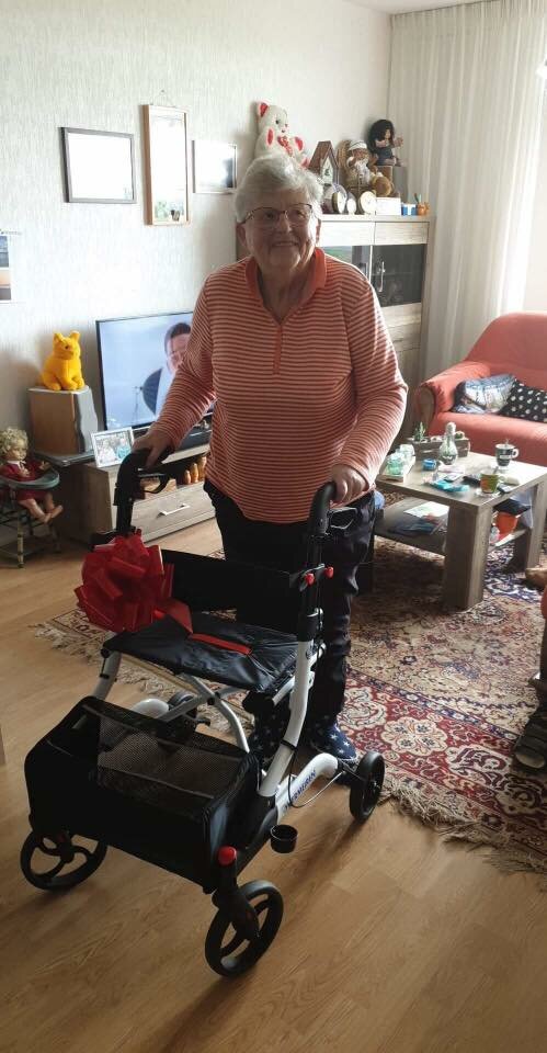 Wat een cadeau: mijn nieuwe rollator met rode strik